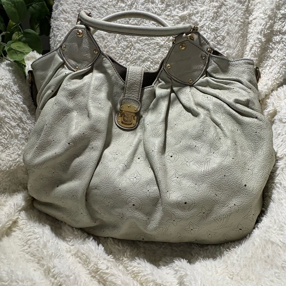 Authentic Louis Vuitton Mahina hobo XL. Creamy mint color Shoulder Bag